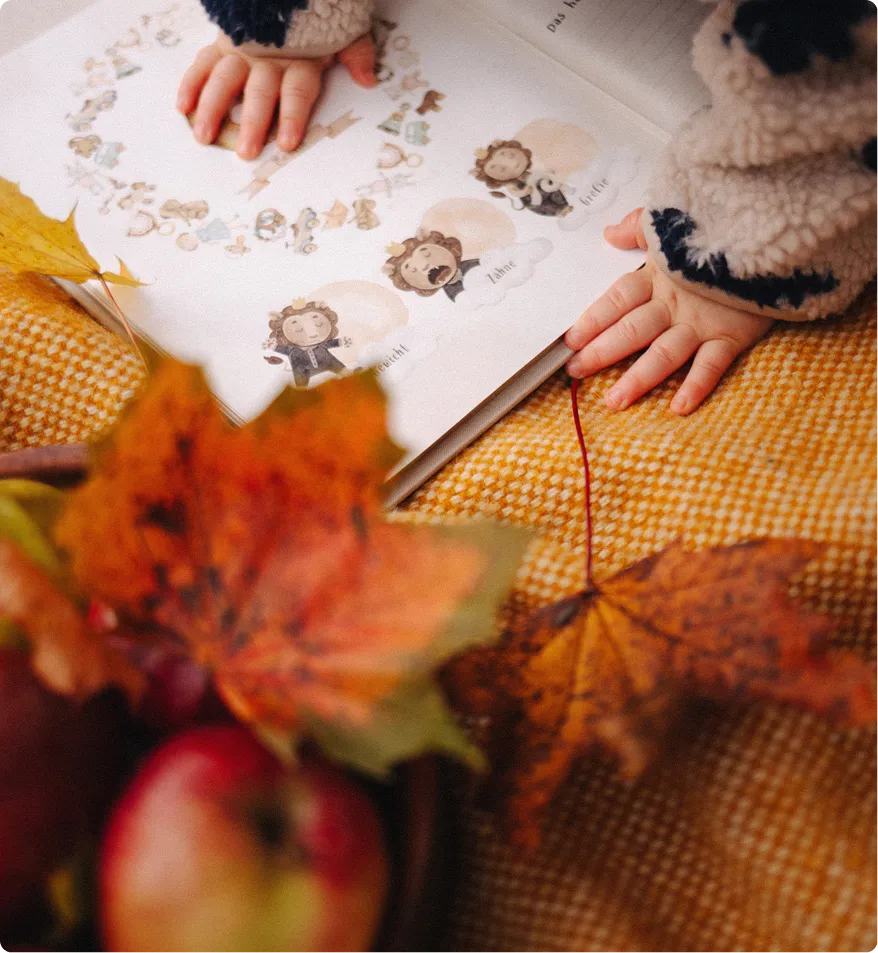 Detailaufnahme von Händen eines Kindes, die ein Mriella Erinnerungsstück halten – Symbol für Schutz und emotionale Tiefe.