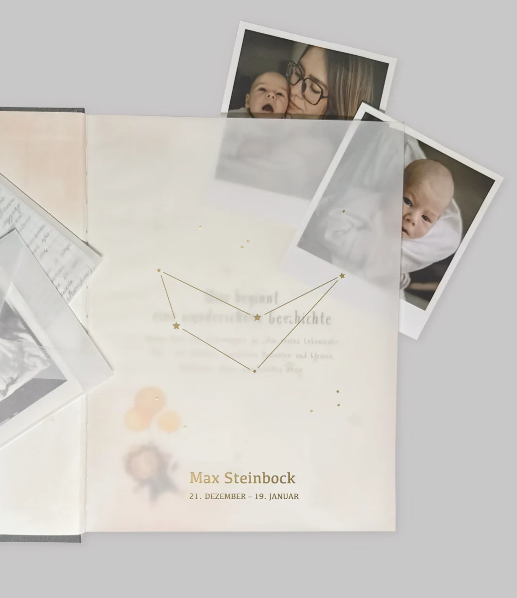 Personalisierung: Sternzeichen Steinbock als Goldprägung auf dem Piccolo Album.