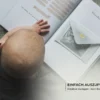 Baby liegt vor aufgeschlagenem Babytagebuch mit kreativen Vorlagen und Erinnerungsumschlag